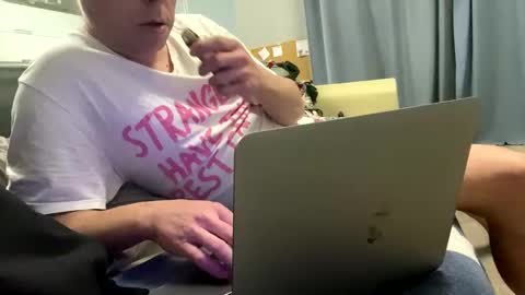 Snapshot of 7znkbob chatting on February 6, 3:06 am bob big head online show from February 6, 3:06 am