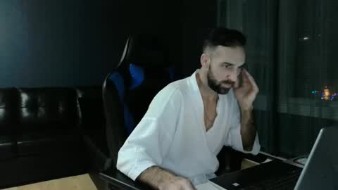 Snapshot of 8james5 chatting on December 18, 2:42 am 8james5 online show from December 18, 2:42 am