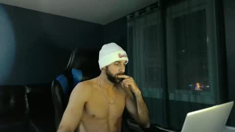 Snapshot of 8james5 chatting on December 10, 2:02 am 8james5 online show from December 10, 2:02 am