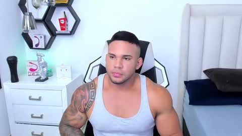 Snapshot of _matthew_santos_ chatting on February 23, 12:15 am _matthew_santos_ online show from February 23, 12:15 am