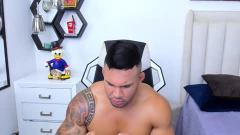 Snapshot of _matthew_santos_ chatting on February 4, 11:59 pm _matthew_santos_ online show from February 4, 11:59 pm