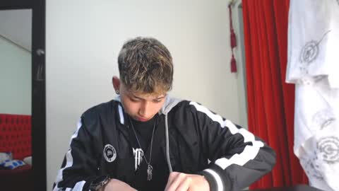 Snapshot of _thomas_hot_ chatting on January 1, 5:33 am Thomas online show from January 1, 5:33 am