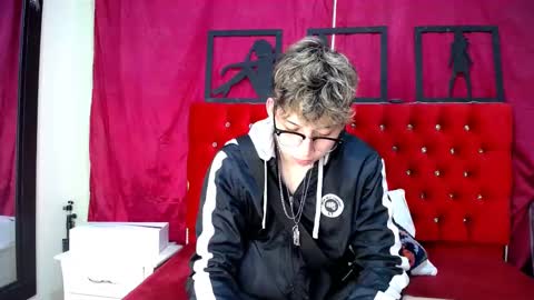 Snapshot of _thomas_hot_ chatting on February 19, 5:16 am Thomas online show from February 19, 5:16 am