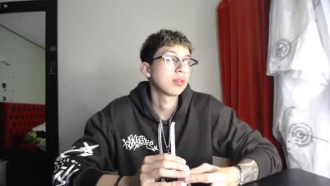 Snapshot of _thomas_hot_ chatting on December 23, 6:05 pm Thomas online show from December 23, 6:05 pm