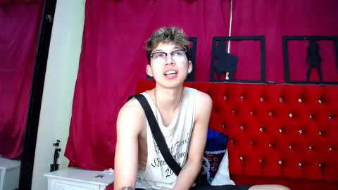 Snapshot of _thomas_hot_ chatting on February 22, 3:12 am Thomas online show from February 22, 3:12 am