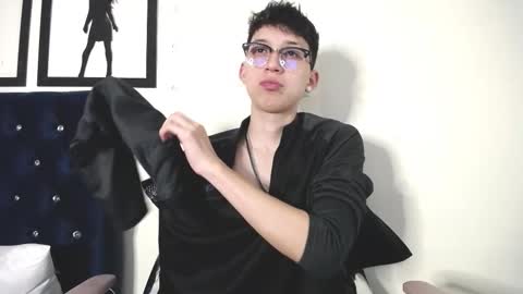 Snapshot of _thomas_hot_ chatting on September 12, 12:43 am Thomas online show from September 12, 12:43 am