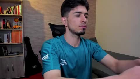 Snapshot of aaron_paul_ chatting on March 7, 9:17 pm Aaron online show from March 7, 9:17 pm