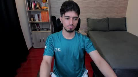 Snapshot of aaron_paul_ chatting on December 14, 5:36 pm Aaron online show from December 14, 5:36 pm