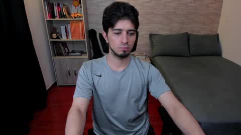 Snapshot of aaron_paul_ chatting on February 2, 7:46 pm Aaron online show from February 2, 7:46 pm