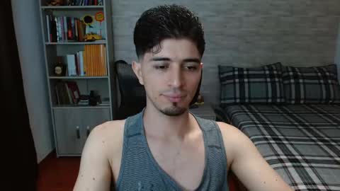 Snapshot of aaron_paul_ chatting on October 6, 8:46 pm Aaron online show from October 6, 8:46 pm