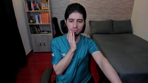 Snapshot of aaron_paul_ chatting on February 12, 7:13 pm Aaron online show from February 12, 7:13 pm