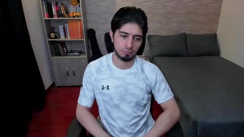 Snapshot of aaron_paul_ chatting on February 17, 8:58 pm Aaron online show from February 17, 8:58 pm