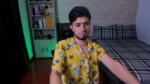 Snapshot of aaron_paul_ chatting on September 13, 8:32 pm Aaron online show from September 13, 8:32 pm