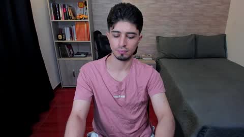 Snapshot of aaron_paul_ chatting on December 11, 9:55 pm Aaron online show from December 11, 9:55 pm