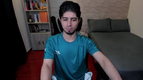 Snapshot of aaron_paul_ chatting on February 1, 9:29 pm Aaron online show from February 1, 9:29 pm