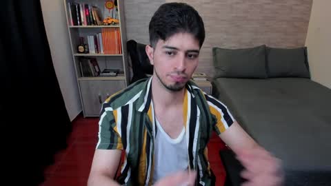 Snapshot of aaron_paul_ chatting on December 12, 8:43 pm Aaron online show from December 12, 8:43 pm