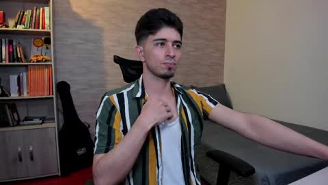 Snapshot of aaron_paul_ chatting on March 1, 6:54 pm Aaron online show from March 1, 6:54 pm