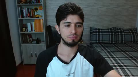 Snapshot of aaron_paul_ chatting on October 3, 8:14 pm Aaron online show from October 3, 8:14 pm