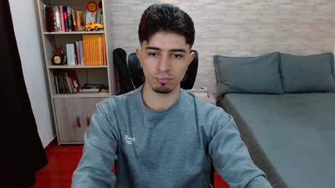 Snapshot of aaron_paul_ chatting on December 2, 9:04 pm Aaron online show from December 2, 9:04 pm