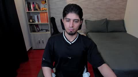 Snapshot of aaron_paul_ chatting on January 4, 11:06 pm Aaron online show from January 4, 11:06 pm