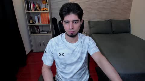 Snapshot of aaron_paul_ chatting on January 25, 9:04 pm Aaron online show from January 25, 9:04 pm