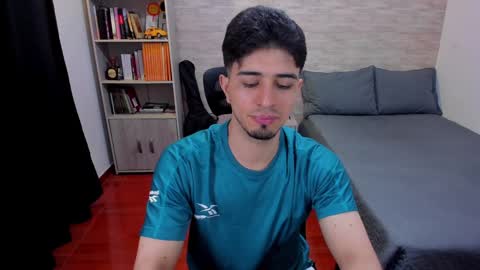 Snapshot of aaron_paul_ chatting on December 6, 7:34 pm Aaron online show from December 6, 7:34 pm