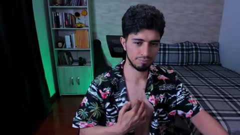 Snapshot of aaron_paul_ chatting on September 16, 8:53 pm Aaron online show from September 16, 8:53 pm