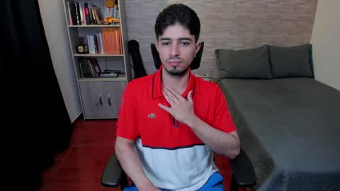 Snapshot of aaron_paul_ chatting on December 16, 7:00 pm Aaron online show from December 16, 7:00 pm