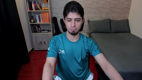 Snapshot of aaron_paul_ chatting on January 7, 11:03 pm Aaron online show from January 7, 11:03 pm