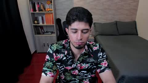 Snapshot of aaron_paul_ chatting on December 18, 9:18 pm Aaron online show from December 18, 9:18 pm