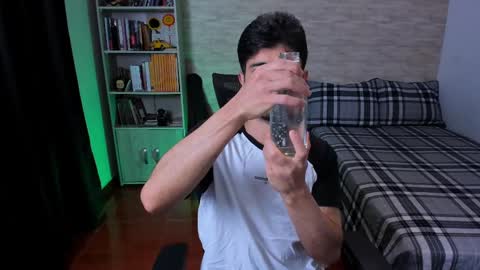 Snapshot of aaron_paul_ chatting on September 19, 7:57 pm Aaron online show from September 19, 7:57 pm