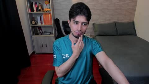 Snapshot of aaron_paul_ chatting on January 8, 11:09 pm Aaron online show from January 8, 11:09 pm