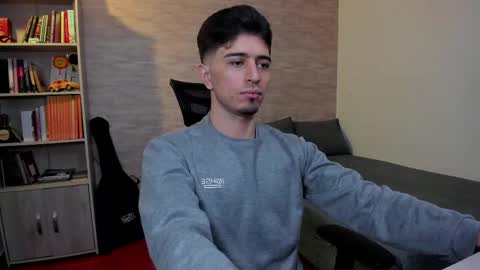 Snapshot of aaron_paul_ chatting on February 25, 7:14 pm Aaron online show from February 25, 7:14 pm