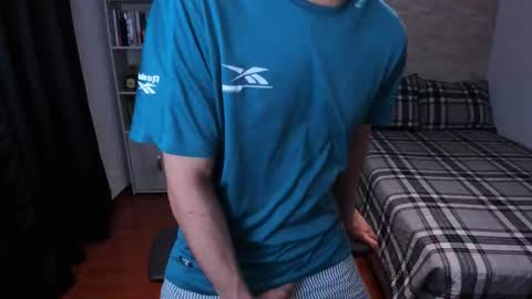 Snapshot of aaron_paul_ chatting on October 2, 8:13 pm Aaron online show from October 2, 8:13 pm