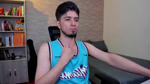 Snapshot of aaron_paul_ chatting on March 11, 7:03 pm Aaron online show from March 11, 7:03 pm