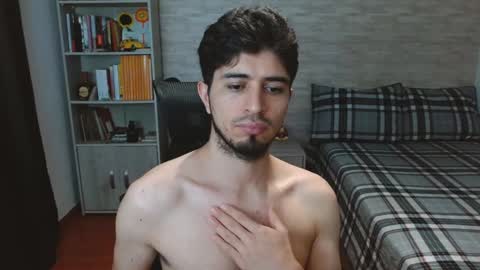 Snapshot of aaron_paul_ chatting on September 30, 7:02 am Aaron online show from September 30, 7:02 am