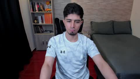 Snapshot of aaron_paul_ chatting on December 9, 8:40 pm Aaron online show from December 9, 8:40 pm