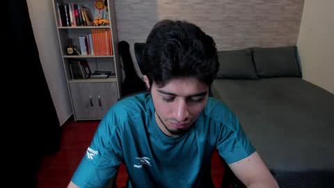 Snapshot of aaron_paul_ chatting on January 23, 7:29 pm Aaron online show from January 23, 7:29 pm