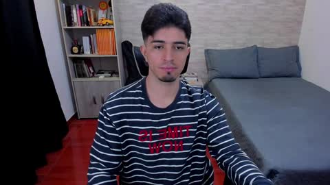 Snapshot of aaron_paul_ chatting on December 3, 8:28 pm Aaron online show from December 3, 8:28 pm