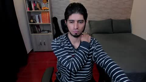 Snapshot of aaron_paul_ chatting on February 16, 10:21 pm Aaron online show from February 16, 10:21 pm