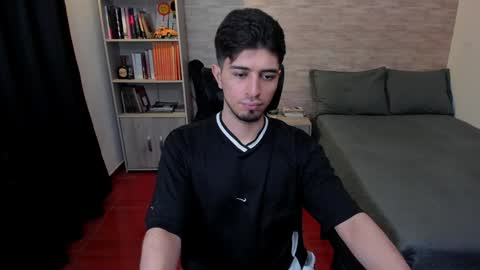 Snapshot of aaron_paul_ chatting on December 10, 9:00 pm Aaron online show from December 10, 9:00 pm