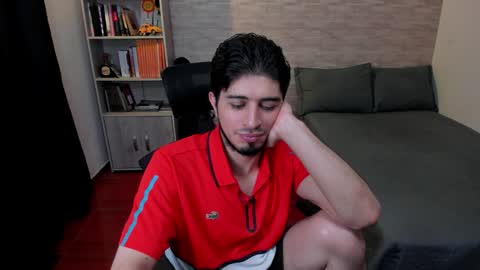 Snapshot of aaron_paul_ chatting on January 24, 8:43 pm Aaron online show from January 24, 8:43 pm