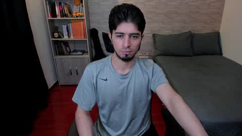 Snapshot of aaron_paul_ chatting on January 15, 8:26 pm Aaron online show from January 15, 8:26 pm