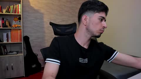 Snapshot of aaron_paul_ chatting on March 3, 5:56 pm Aaron online show from March 3, 5:56 pm