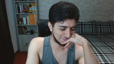 Snapshot of aaron_paul_ chatting on September 28, 8:29 pm Aaron online show from September 28, 8:29 pm