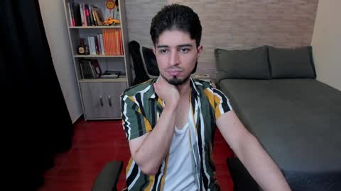 Snapshot of aaron_paul_ chatting on December 24, 10:49 pm Aaron online show from December 24, 10:49 pm