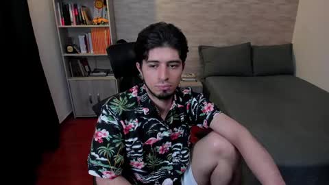 Snapshot of aaron_paul_ chatting on February 15, 10:00 pm Aaron online show from February 15, 10:00 pm