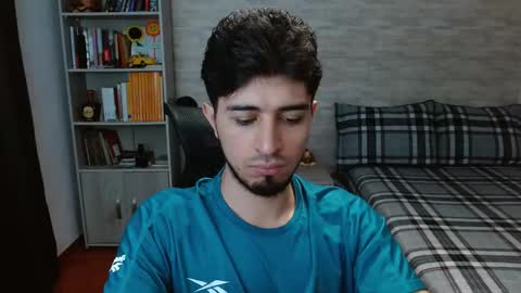 Snapshot of aaron_paul_ chatting on October 28, 7:05 pm Aaron online show from October 28, 7:05 pm