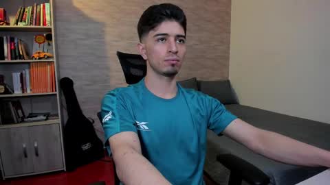 Snapshot of aaron_paul_ chatting on February 26, 8:20 pm Aaron online show from February 26, 8:20 pm