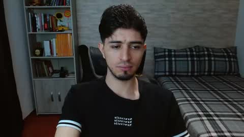 Snapshot of aaron_paul_ chatting on October 14, 7:43 pm Aaron online show from October 14, 7:43 pm